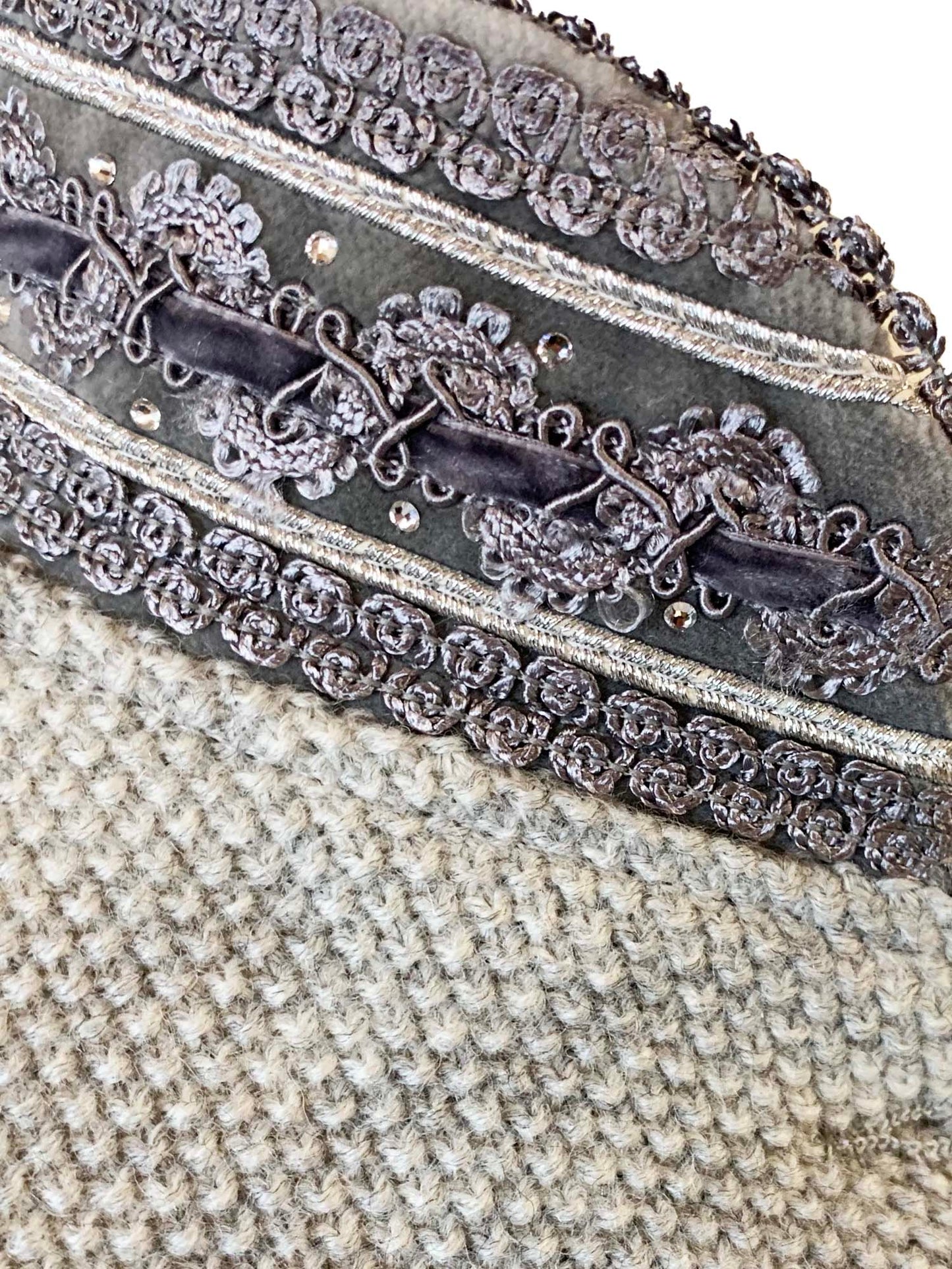 Litzlfelder Strickjacke mit edlem Kragen in silber