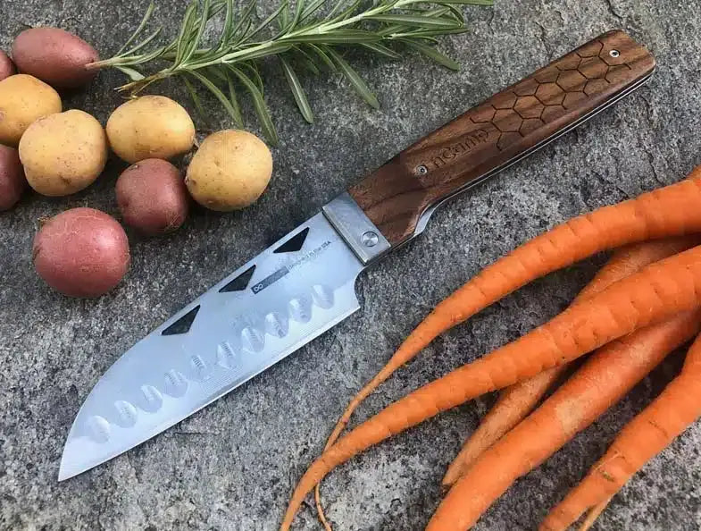 nCamp Elite Santoku-Style Food Prep Knife (Damastklinge/Walnussholzgriff) mit Lederetui