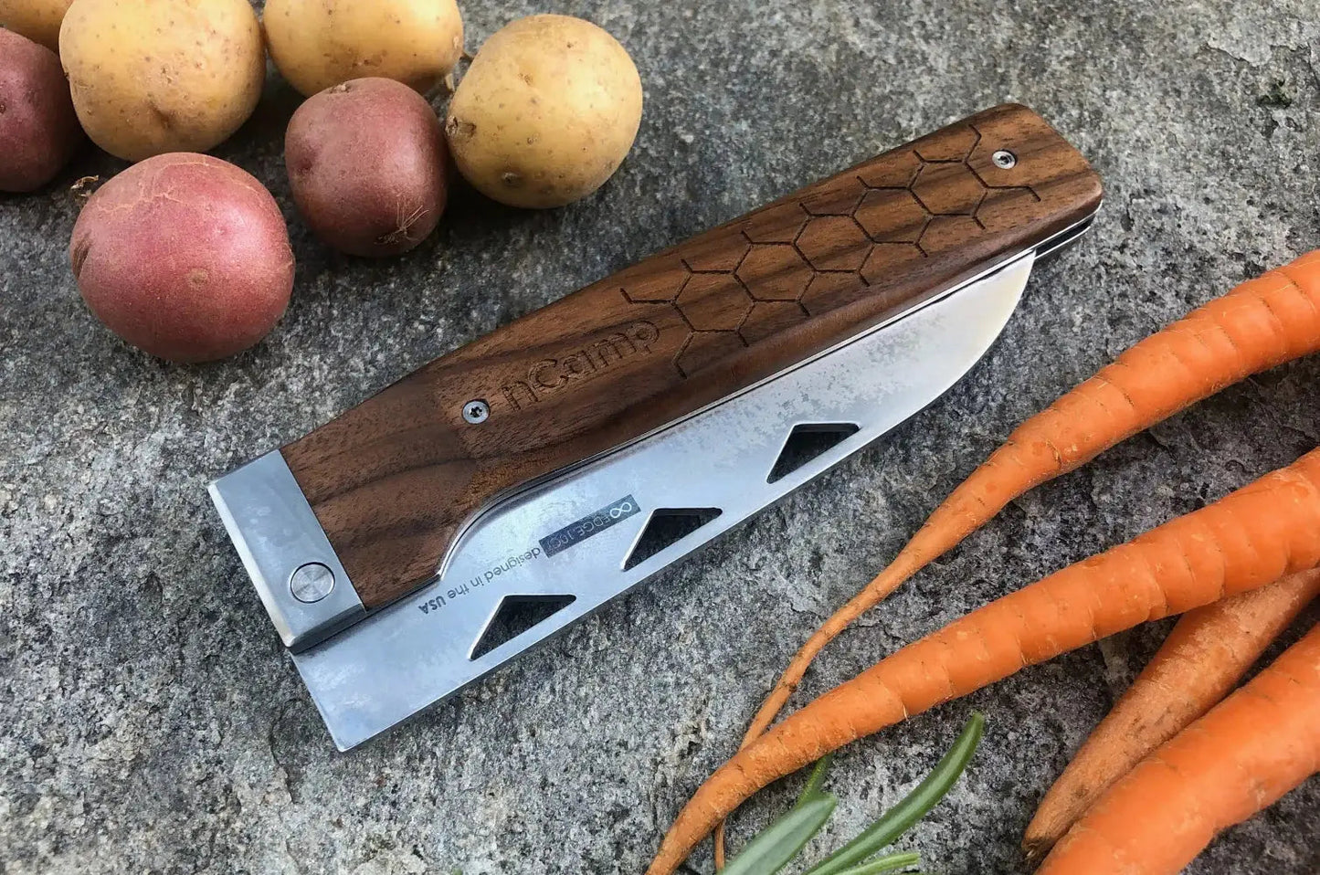 nCamp Elite Santoku-Style Food Prep Knife (Damastklinge/Walnussholzgriff) mit Lederetui