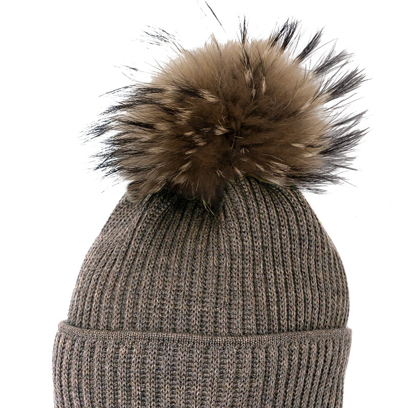Merino-Strickmütze mit Echtfellbommel und Rippstrickmuster